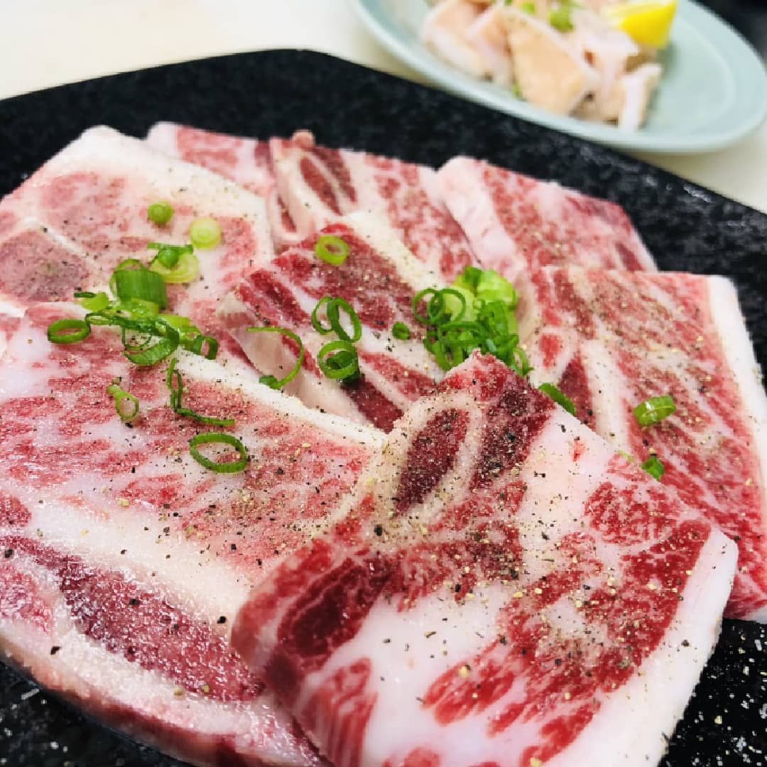 肌寒い…南大門ですぅ～♪
明日からは気温上昇とか…初老の焼肉屋には堪えます…今回の時短営業も堪えます…県もまん延防止措置要請、今のところは該当してませんが時間の問題でしょうかね…堪えます
夜の部20時閉店でございます。マスク着用でお早めのご来店お待ちしております

南大門
館林店