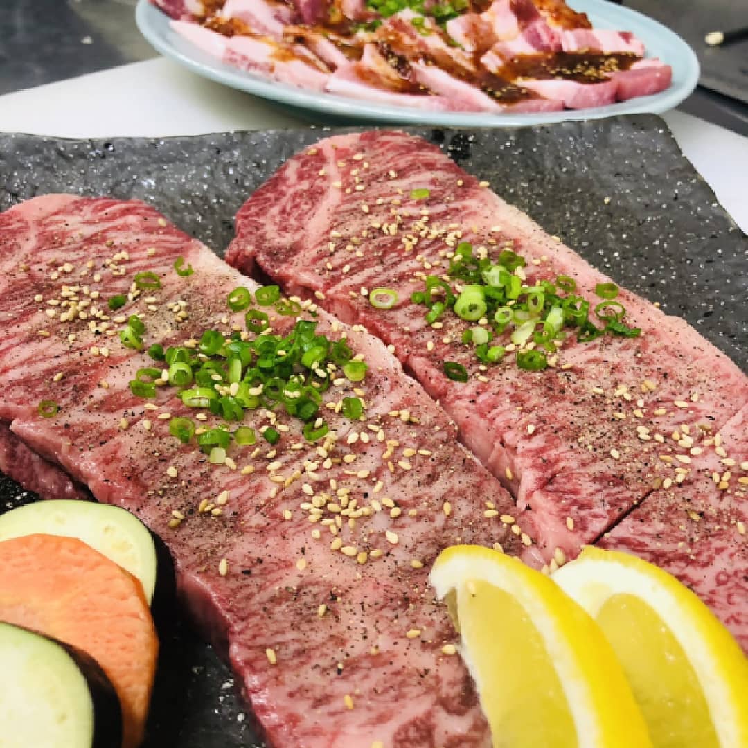 雨降りの一日になるみたいですが…南大門ですぅ～♪
焼肉屋は明日19日、20日は連休となります…折角の連休も雨降りみたいで残念でございます。
さて今日も元気にランチからの営業！日替りランチは豪華にしてあります！平日限定の日替りランチ！焼肉しちゃってください

来店時マスク着用、手指消毒宜しくお願い致します。

南大門
館林店