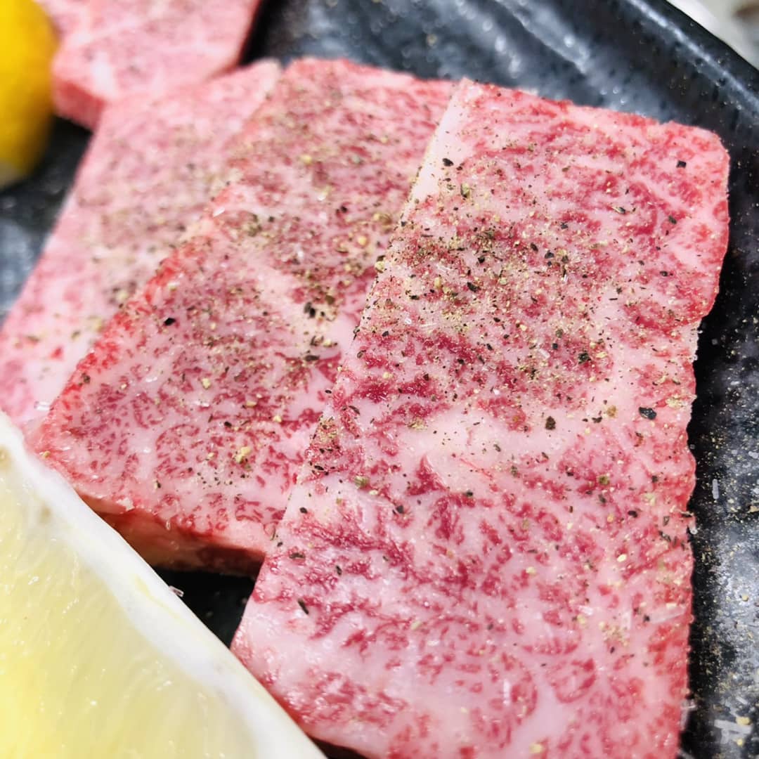 だいぶ肌寒い…南大門ですぅ～♪
雨も降ったり止んだり…なんだか嫌な予感…けちょんけちょん予報です。
普通の焼肉屋ですが上ハラミはだいぶ上質な品です…これは食べなきゃダメなやつでございます。
明日は定休日なのでお間違えのないようご注意下さい…夜の部ご来店お待ちしてます

マスク着用、手指消毒お願い致します。

南大門
館林店