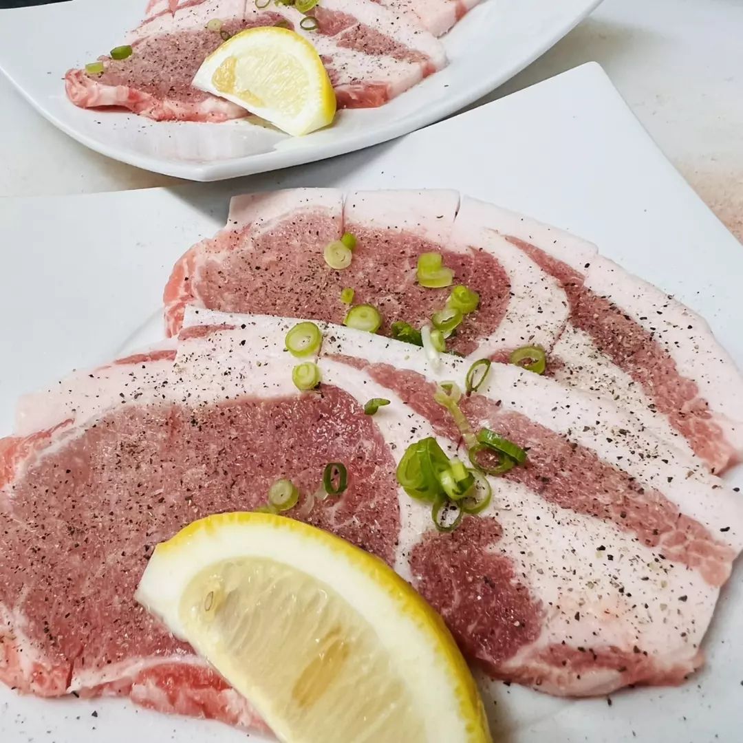 天気よい風も心地よい…南大門ですぅ～♪
週末の焼肉屋はちっともよくない感じでございました…まぁ想定内でありますが…今週末からは期待しときます。
焼肉屋の豚肉は上州麦豚です…トンカツやら生姜焼きってのも美味しいですね…ですが今日は焼肉で召し上がってください。ご来店お待ちしております

南大門
館林店