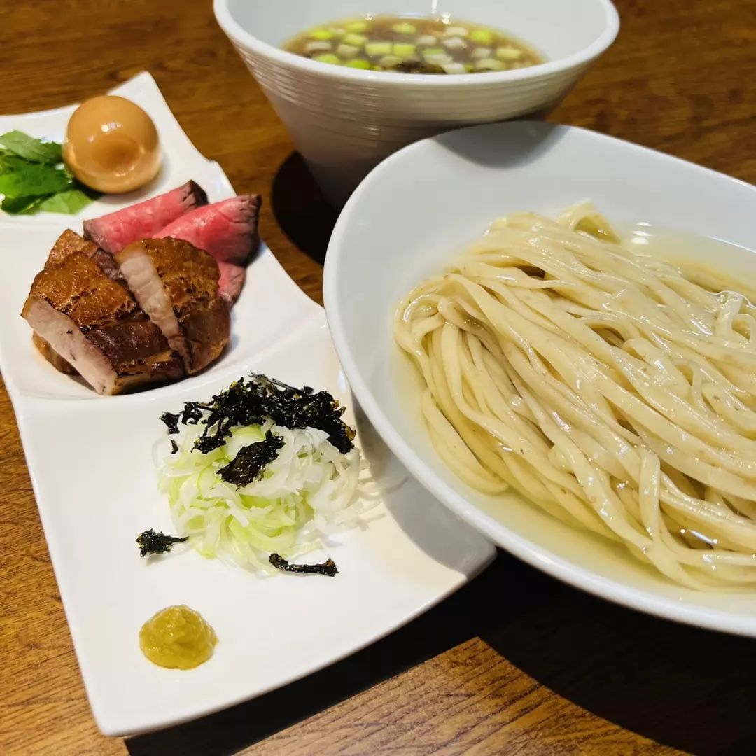 天気回復だか知りませんがムシでアツで…南大門ですぅ～♪
三連休の中日…明日は海の日なので海に向かってると思われます…引き返して焼肉屋へ向かってくださいw…水遊びはお気をつけください。
焼肉屋なのですが昆布水つけ麺やってます…すみません。ラーメン厨房ぽれぽれさんから特製麺を提供させて頂きました！数量限定の勝手にコラボシリーズ「ぽれぽれさんちの特製麺で牛コツ節スープの昆布水つけ麺850円」ご賞味ください。ラーメンだけでのご来店大歓迎です。初老はバタバタなのでお時間頂きますがすみません。
海の日イヴ…ご来店お待ちしております

南大門
館林店