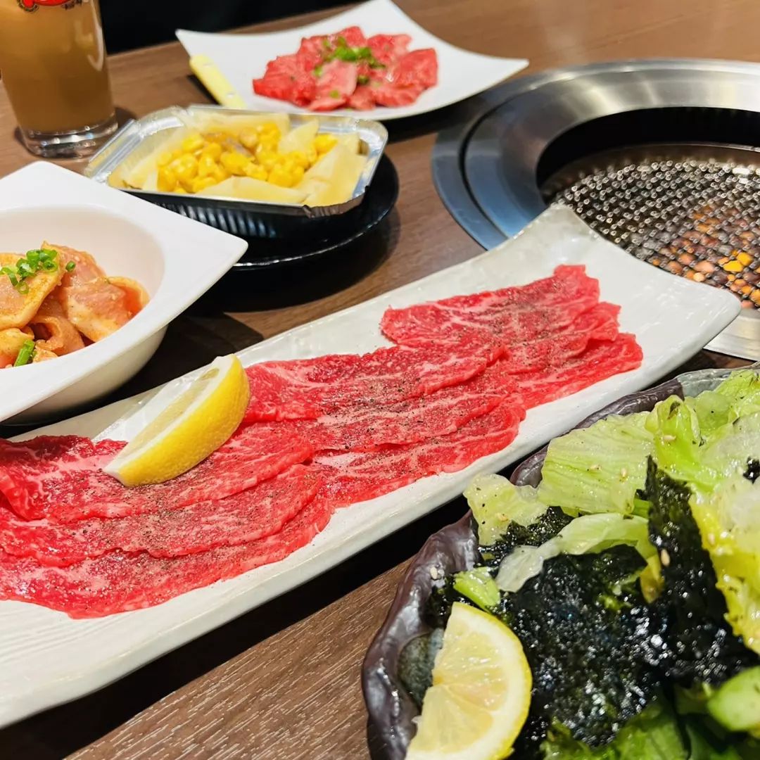 今日もご機嫌な天気…南大門ですぅ～♪
11月…焼肉屋はなかなか厳しいスタートとなっております…旅行支援、旅行割で皆さまお出掛けする予定があるのでしょうか…そうなると厳しい飲食店…厳しい11月とならぬように期待しております。
夜の部、ガツ刺しと共にご来店お待ちしております