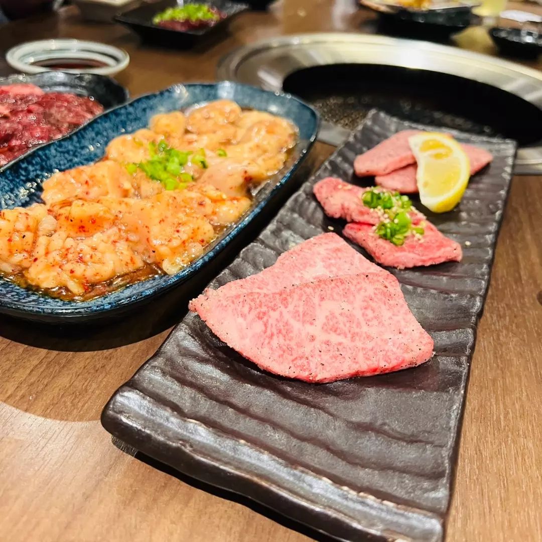 初夏でしょか…南大門ですぅ～♪
いやーもう最高級の天気でございます…それも初夏の風付きであります。４月も残りわずか…今週末よりGW…焼肉屋は３日の水曜日は営業となっております…宜しくお願い致します。
定休日明けでピチピチ初老！GW中盤にはポンコツとなること決定しておりますw
本日のご予約、週末のご予約、GWのご予約…そしてご来店お待ちしております