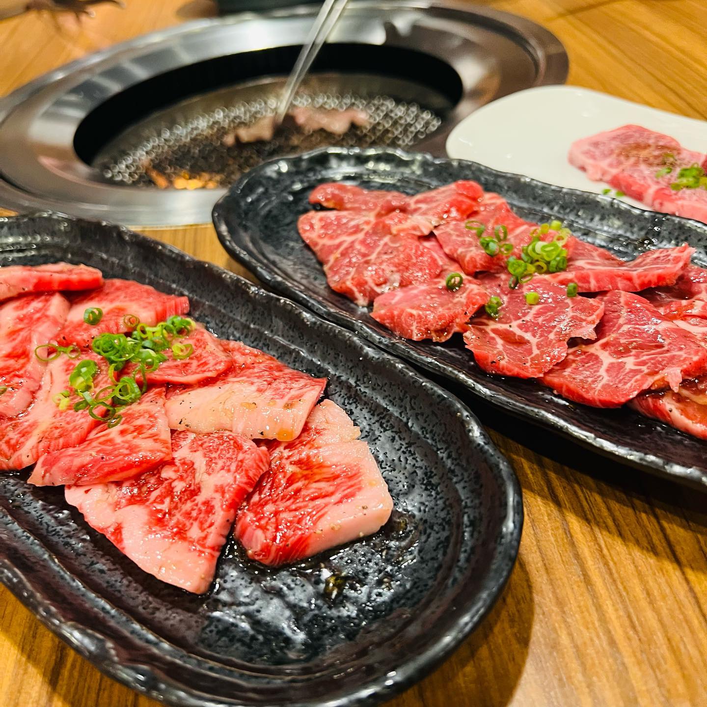 どこかに行きたくなる日和…南大門ですぅ〜♪
きっと焼肉と言う選択肢は無さそうな天気でございます…ですがそんなこと言わずにご来店ください。
普通に美味しいお肉が食べられる焼肉屋…南大門ですぅ〜♪
宜しくお願い致します