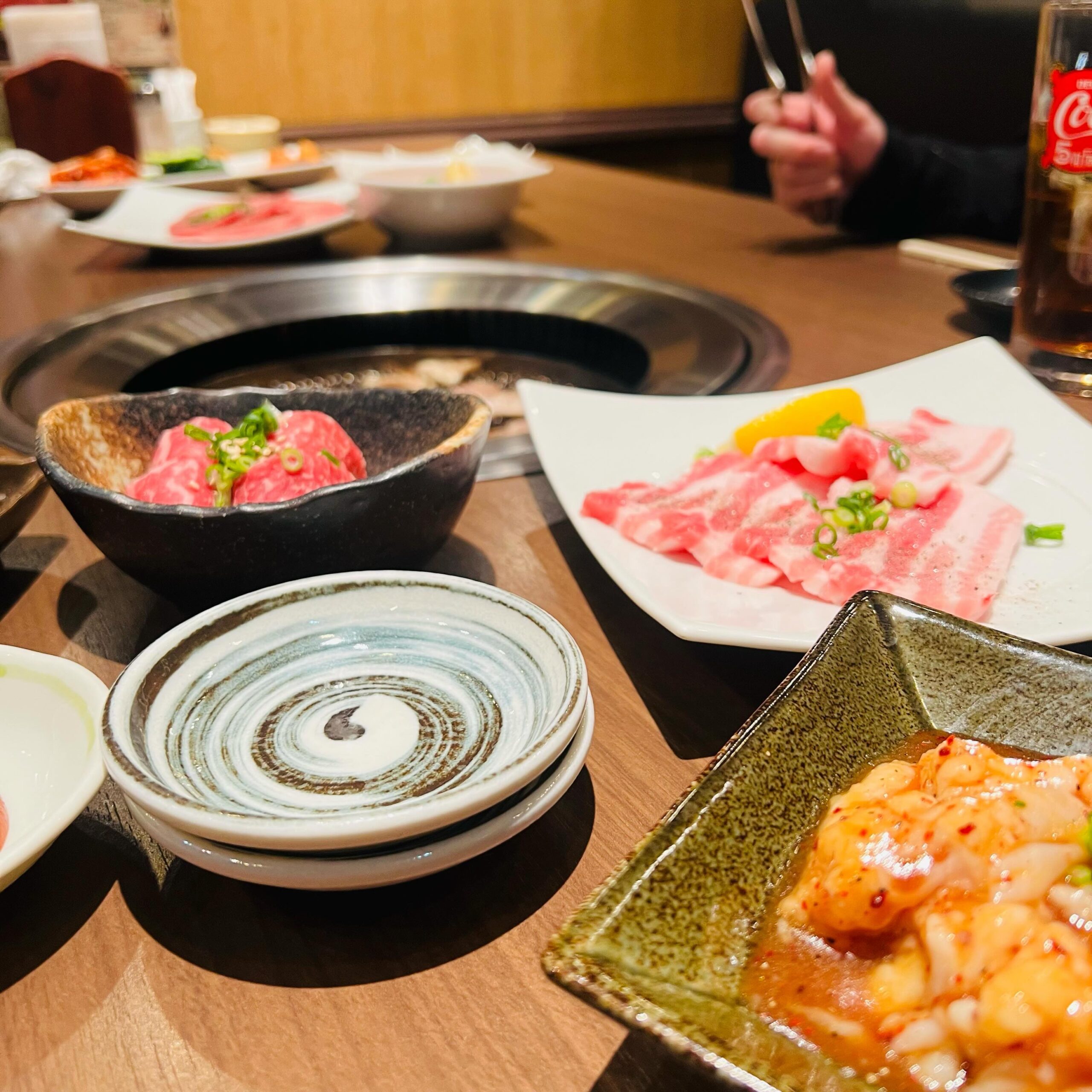 チチノヒ…南大門ですぅー♪
お父さんは焼肉が大好きです…お父さんは生ビールも大好きです…当店ではどっちもご用意することが出来ます…今夜は焼肉屋へ…主役のお父さん忘れずに連れて来てくださいw
ご予約ご来店お待ちしております