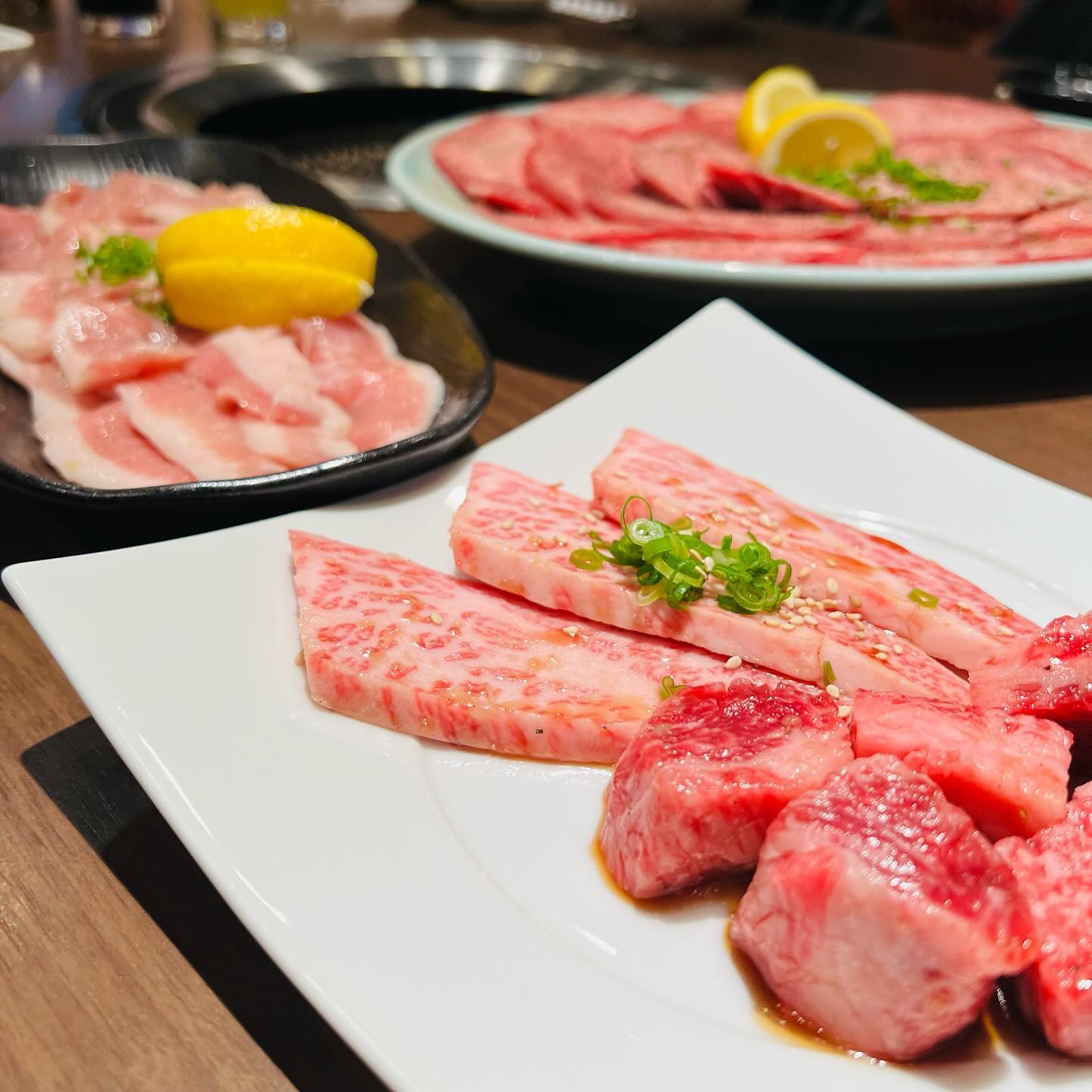 夏日…南大門ですぅー♪
空を見上げるともう夏空風でございます…梅雨は何処へ…
雨が降らなきゃ困る人がいれば降ればお客さまの足が遠のく…お難しい問題であります。
普通の焼肉屋ですが普通のカルビが今日は良い良き良し…オススメしときます普通に。
6月平日の予約はだいぶ少なめ…平日焼肉食べるのがオススメですw
夜の部ご来店お待ちしております