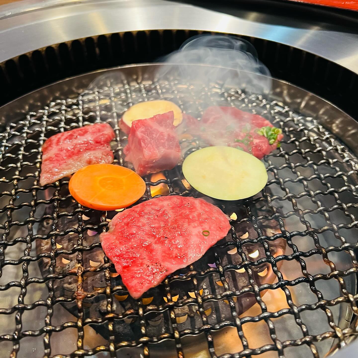 お肉ジュージューの10月が始まりました…館林の焼肉屋でございます。
暑い9月もお世話になりました…やっと秋っぽくなった10月も宜しくお願い致します。
早いもので今年も最終章を迎えます…今年あと何回焼肉を食べられるでしょうか…数えてみてください…オススメは最終章で挽回です。ご来店お待ちしております