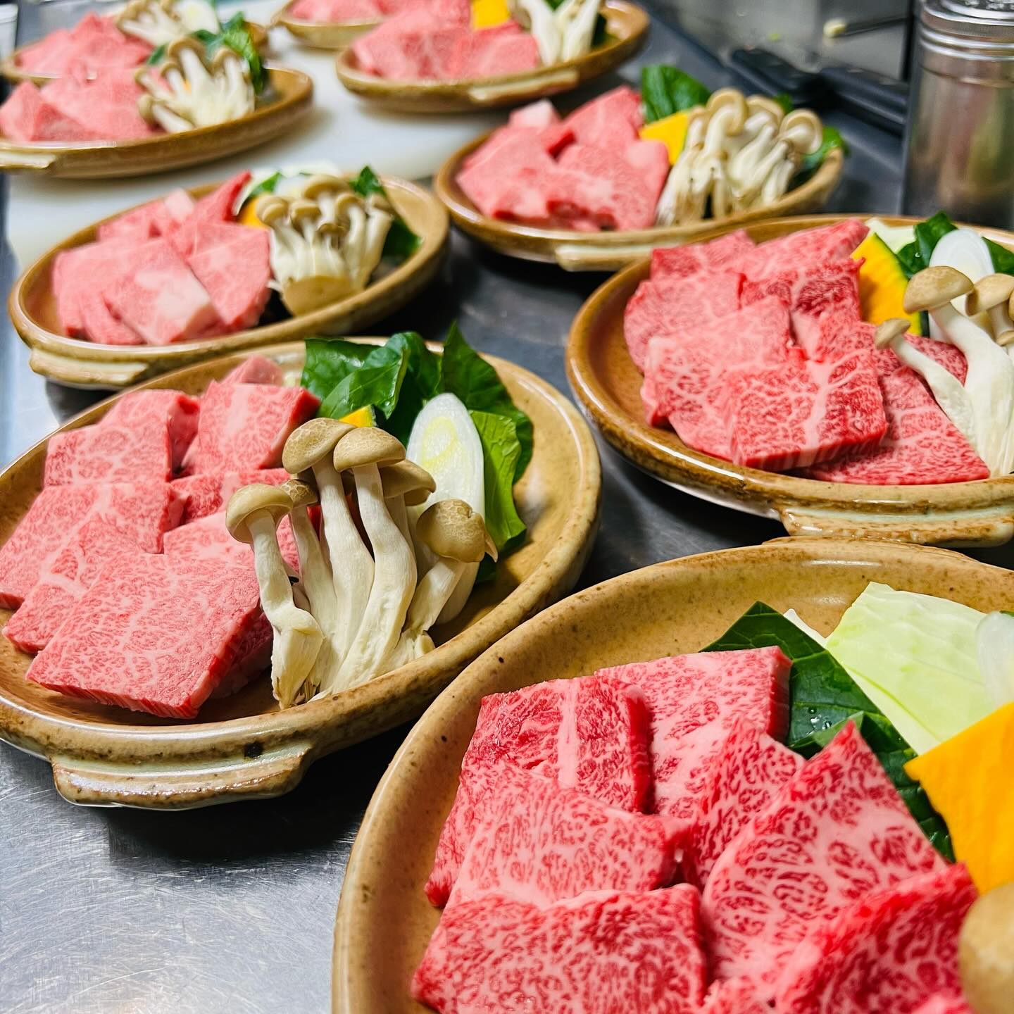 冷たい雨です…館林の焼肉屋でございます。
こんな寒暖差勘弁してください…皆さまご自愛ください。
元気でなければ焼肉は食べられません…元気であり続けるならば焼肉です…よく分かりませんが食べてください焼肉をw
焼肉屋は今週ご自愛ご静養連休となっております…ご注意下さい。
夜の部ご予約ご来店お待ちしております